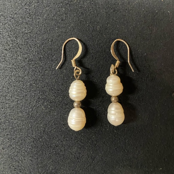 Freshwater Pearl necklace and Earrings - Picture 6 of 14